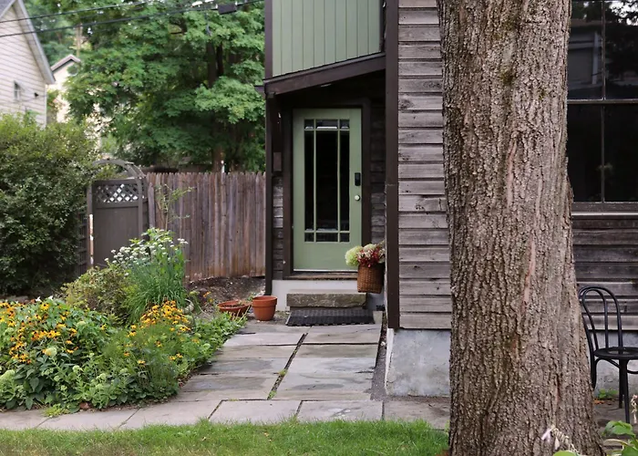 Kingston Carriage House